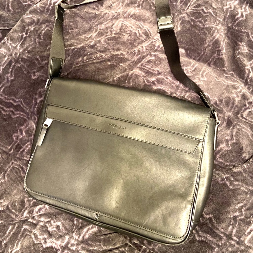 Michael Kors Messanger/Laptop Shoulder Bag - Picture 2 of 9
